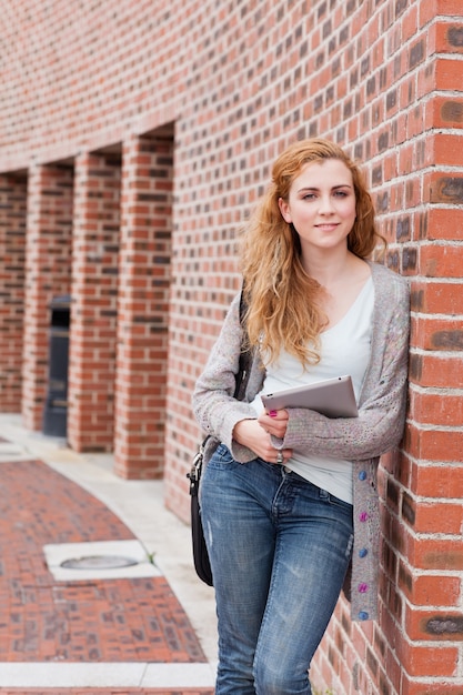 Portrait d&#39;un étudiant avec une tablette