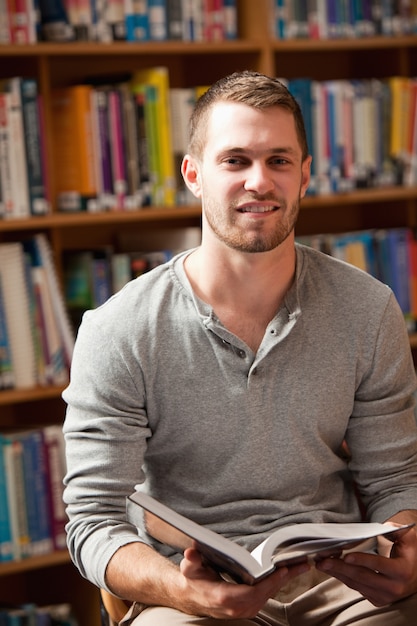 Portrait d&#39;un étudiant tenant un livre