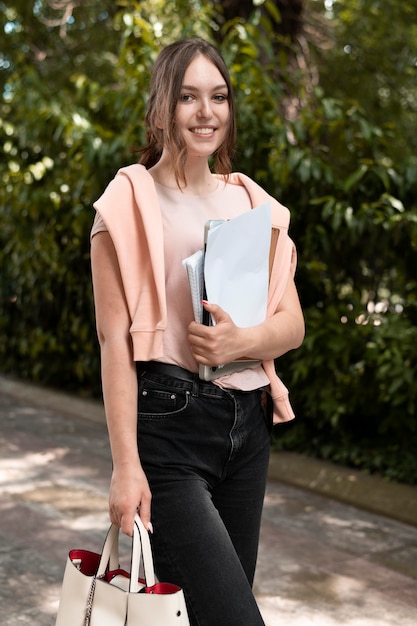 Portrait d'étudiant tenant des livres