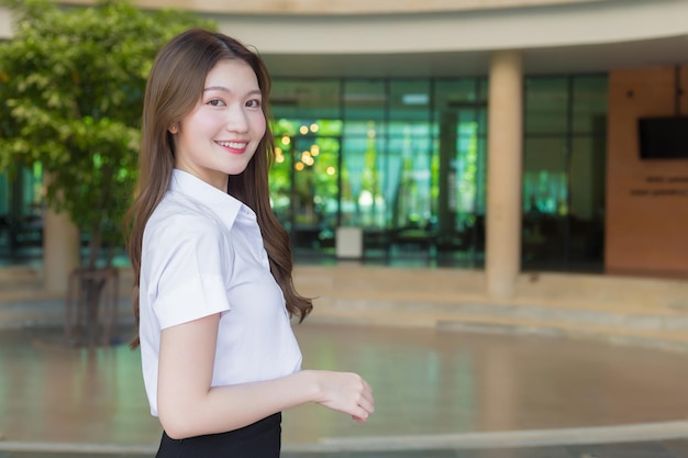 Portrait d'un étudiant thaïlandais adulte en uniforme d'étudiant universitaire Belle femme asiatique à l'université