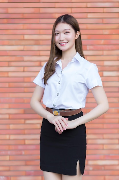 Portrait d'un étudiant thaïlandais adulte en uniforme d'étudiant universitaire