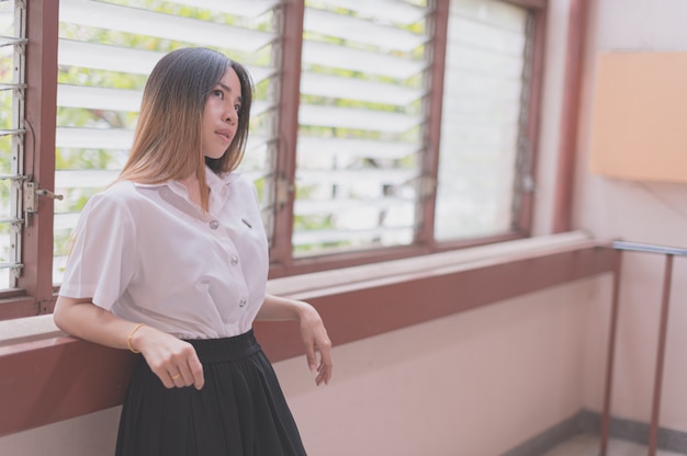 Portrait d'étudiant thaïlandais, ton relaxant, image chaude et lumineuse