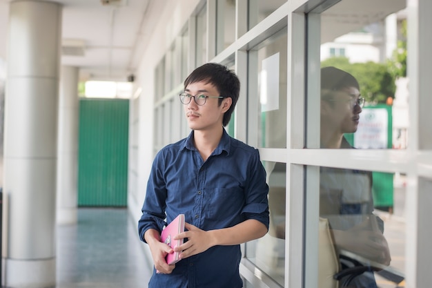 Un portrait d&#39;un étudiant universitaire asiatique sur le campus