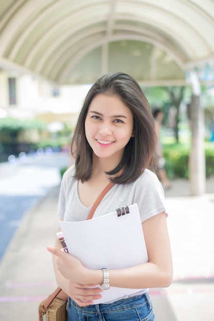 Un portrait d&#39;un étudiant universitaire asiatique sur le campus