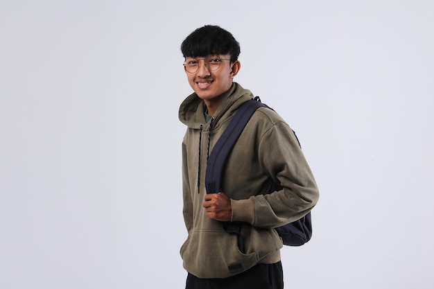 Portrait d'étudiant universitaire joyeux avec un sac à dos