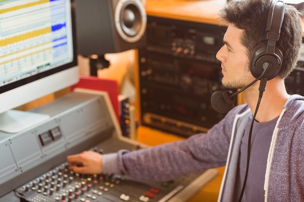 Portrait d&#39;un étudiant universitaire mélangeant l&#39;audio