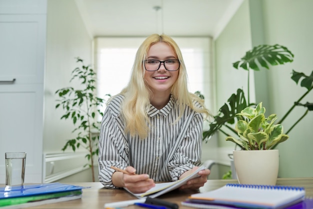 Portrait d'étudiante adolescente regardant la caméra parler en souriant