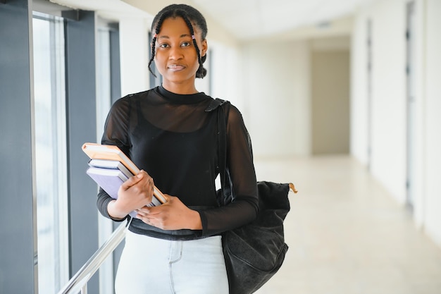 Portrait d'une étudiante afro-américaine heureuse