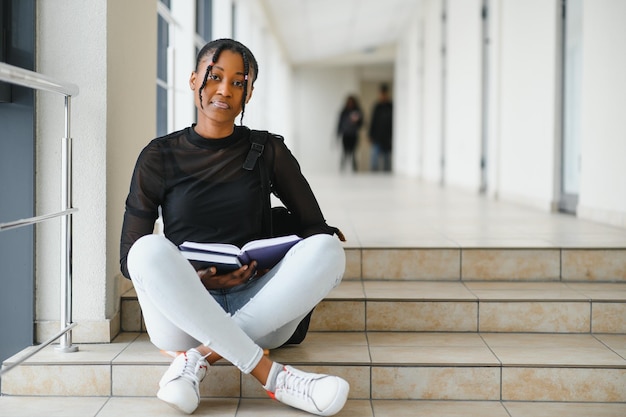 Photo portrait d'une étudiante afro-américaine heureuse