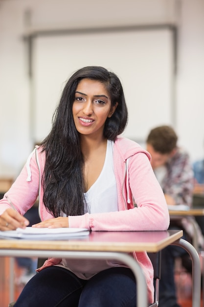 Portrait d&#39;une étudiante en classe