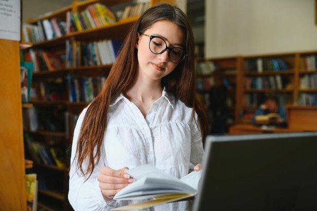 Portrait d'une étudiante étudiant à la bibliothèque