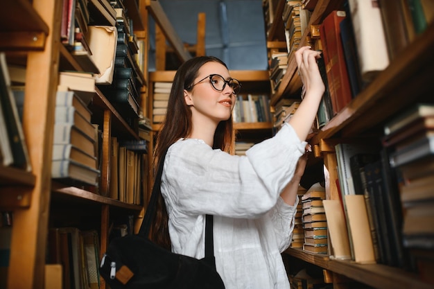 Portrait d'une étudiante étudiant à la bibliothèque