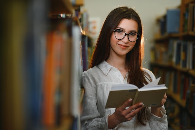 Portrait d'une étudiante étudiant à la bibliothèque