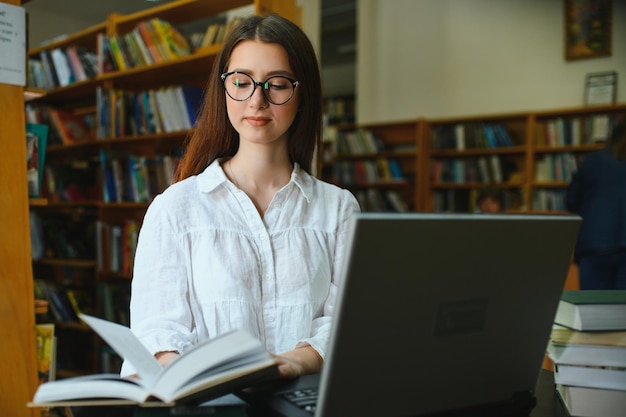 Portrait d'une étudiante étudiant à la bibliothèque