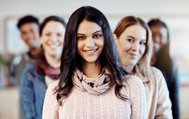 Portrait d'étudiante et de groupe à l'université pour l'éducation, l'apprentissage et le travail d'équipe en classe, groupe de personnes et cours au collège pour une bourse d'études, campus et collaboration avec un projet de recherche.