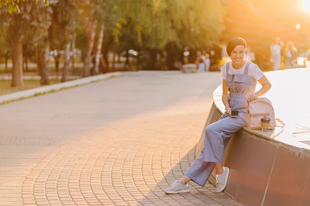 Portrait d'une étudiante en promenade avec un sac à dos.