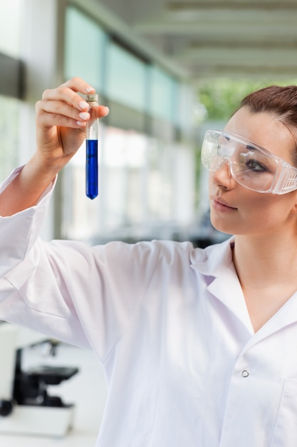 Portrait d&#39;une étudiante en sciences regardant un tube à essai