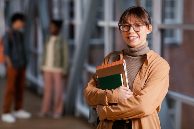 Photo portrait d'étudiante avec ses cahiers