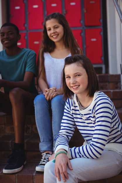 Portrait d'étudiants assis sur l'escalier