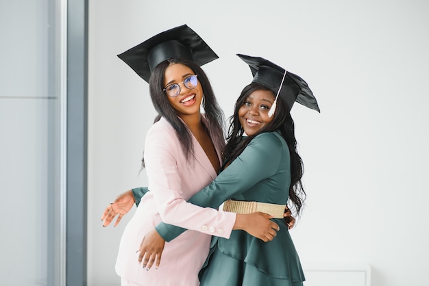 Portrait d'étudiants heureux titulaires de diplômes le jour de la remise des diplômes