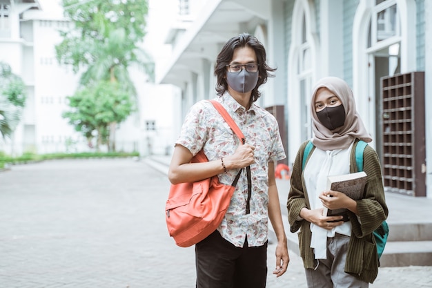 Portrait d'étudiants portant des masques à l'avant sur la cour du campus.