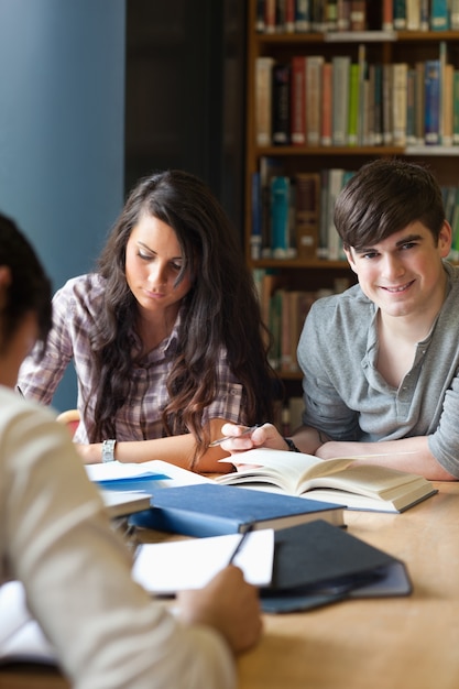 Portrait d&#39;étudiants préparant une mission