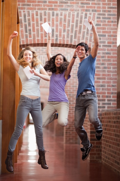 Portrait d&#39;étudiants qui réussissent à sauter