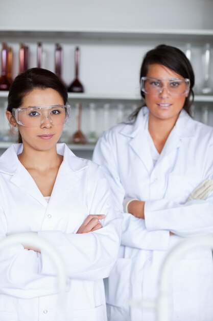 Portrait d&#39;étudiants en sciences féminines posant