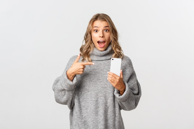 portrait expressif jeune femme avec téléphone