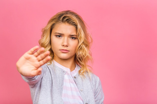 portrait expressif jeune fille