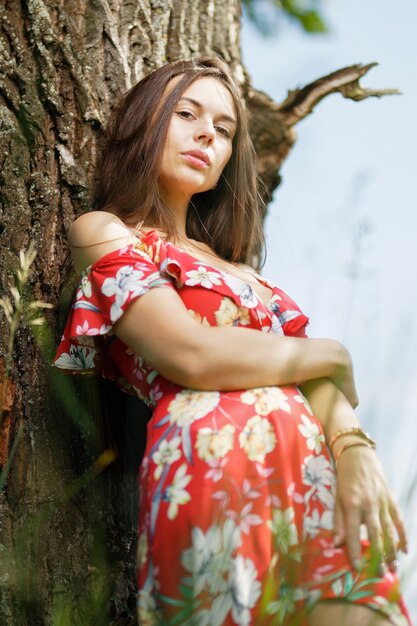 Portrait à l'extérieur de la belle femme brune