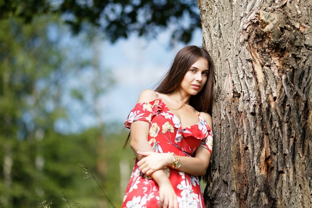 Portrait à l'extérieur de la belle femme brune