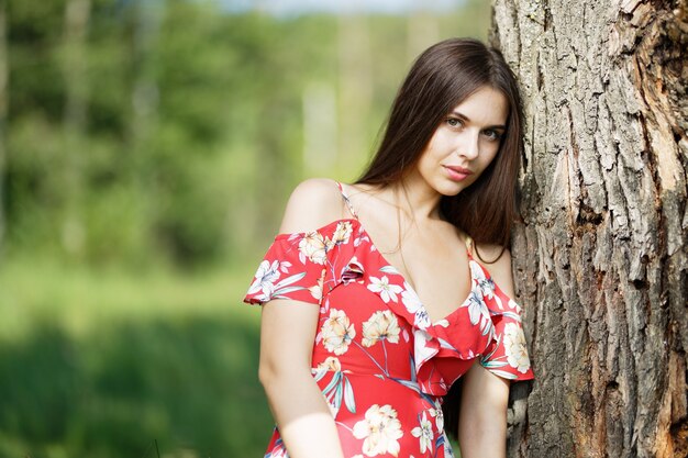 Portrait à l'extérieur de la belle femme brune