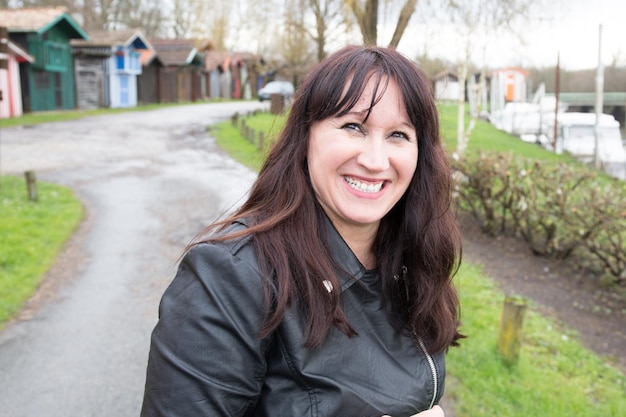 Portrait extérieur d'une belle femme souriante