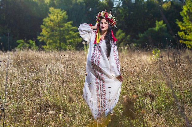 Portrait extérieur d'une belle femme ukrainienne enceinte