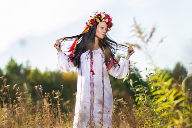 Portrait extérieur d'une belle femme ukrainienne enceinte