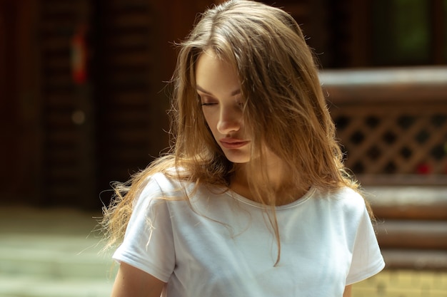 Portrait à l'extérieur de la belle jeune fille brune