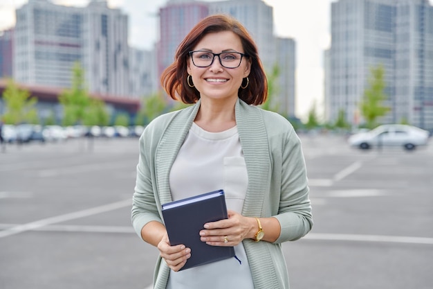 Portrait extérieur d'une femme d'affaires de 40 ans