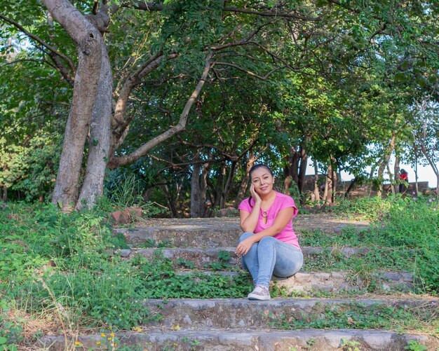 Portrait extérieur d'une femme mexicaine portant des jeans