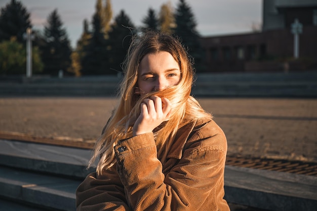 Portrait extérieur d'une jeune femme au coucher du soleil