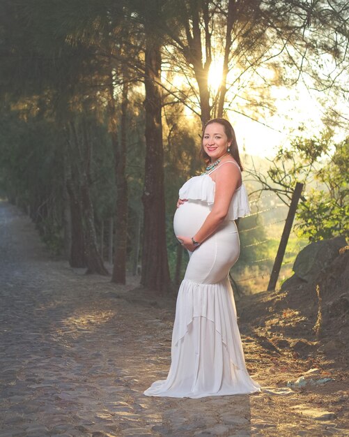 Portrait extérieur d'une jeune femme enceinte