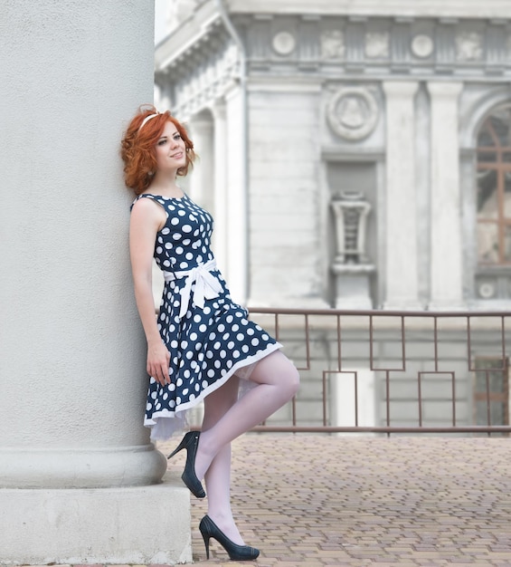 Portrait extérieur d'une jeune fille rousse souriante