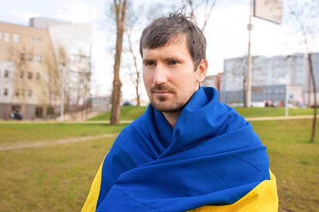 Portrait extérieur d'un jeune homme ukrainien à l'extérieur dans le parc Concept de style de vie gratuit