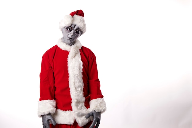 Portrait d'extraterrestre en costume de Père Noël sur fond blanc