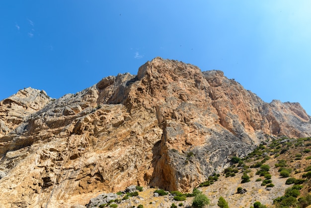 Portrait de falaise de montagne rocheuse et ciel bleu