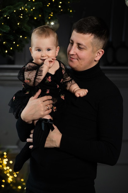 Portrait de famille. Ambiance de Noël. Fond sombre