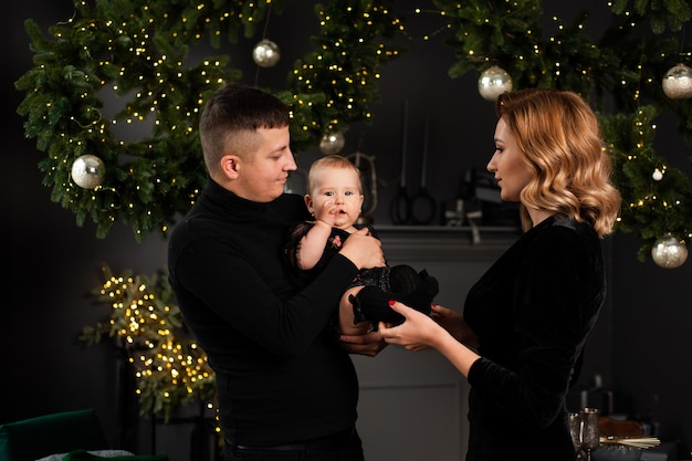 Portrait de famille. Ambiance de Noël. Fond sombre