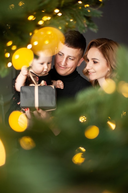 Portrait de famille. Ambiance de Noël. Fond sombre