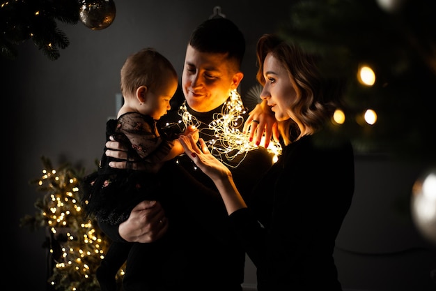 Portrait de famille. Ambiance de Noël. Fond sombre