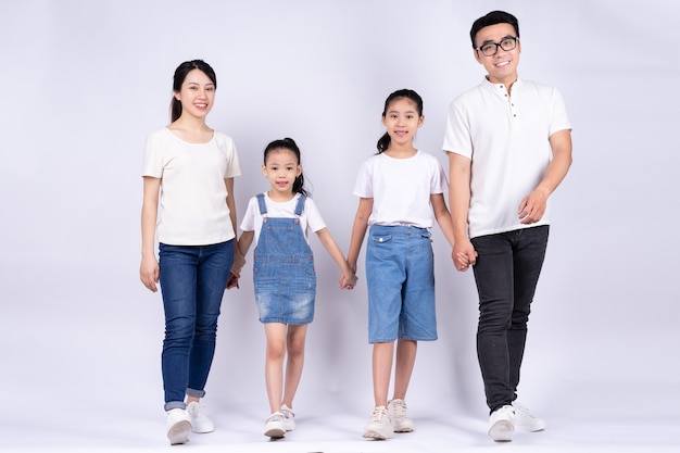 Portrait de famille asiatique sur fond blanc
